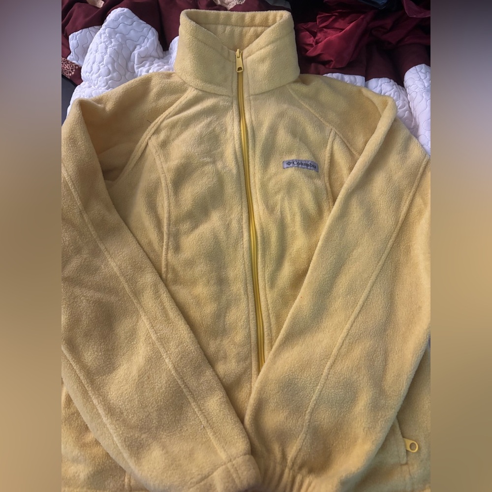 Columbia Canary yellow fleece 
Size-M 
Excellent shape
Smokefree